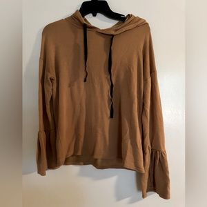 Blouse with ruffled sleeves and hood